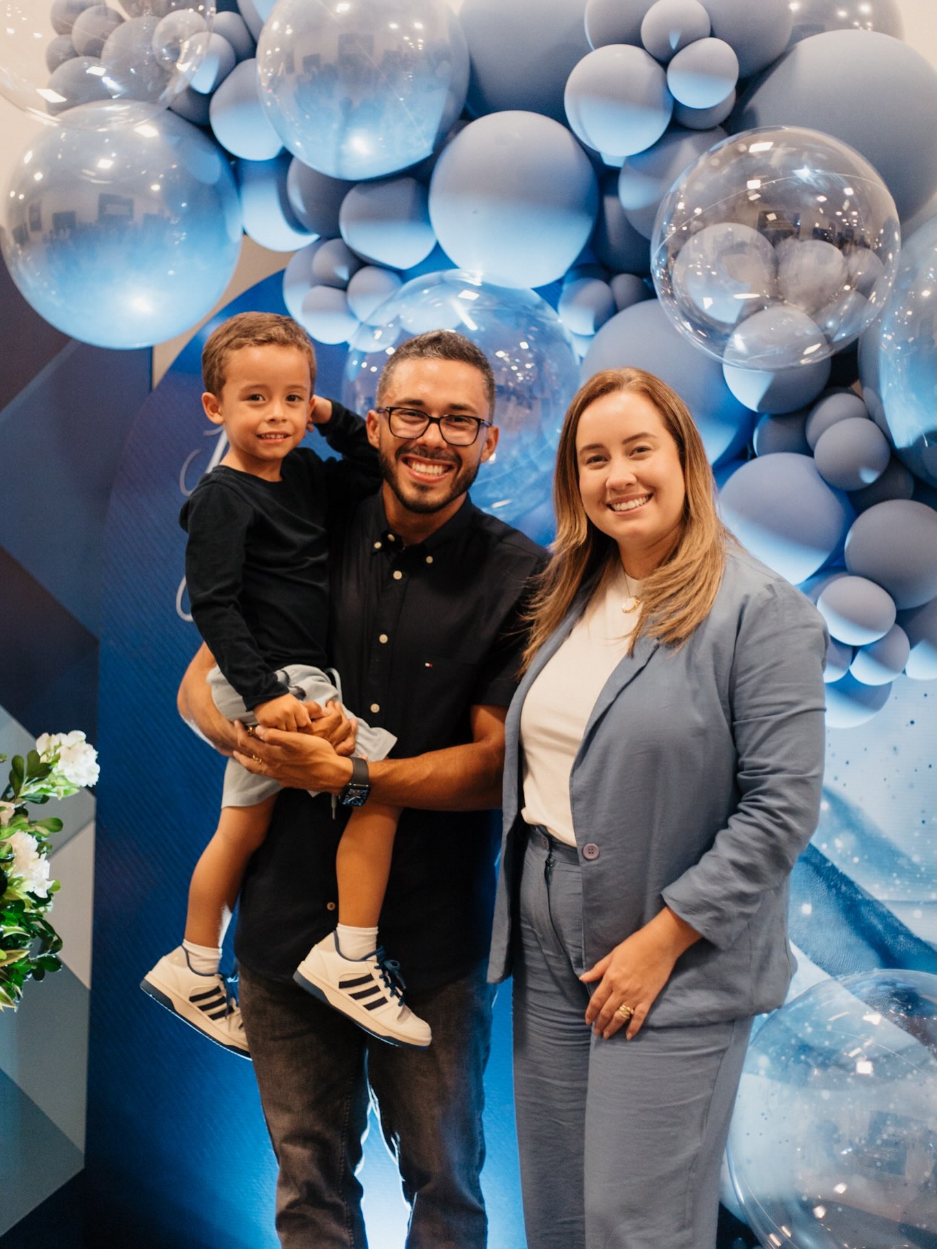 Pastores Antônio e Thaiane Souza com o filho